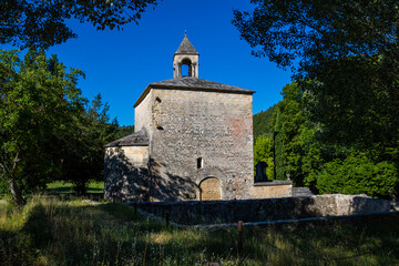 Fototapeta na wymiar vue de la chapelle du Groseau dans le Vaucluse