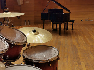 Fototapeta na wymiar grand piano and drum set in the concert hall