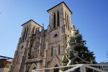テキサス州サンアントニオ　クリスマスツリーと大聖堂