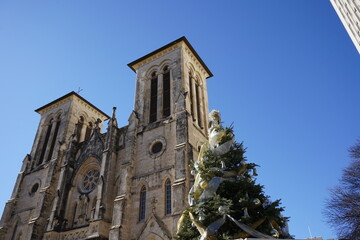 テキサス州　サンアントニオ　クリスマスツリーと大聖堂