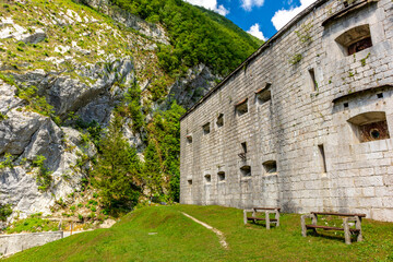 Erkundung der alten Festung Kluze in der Nähe der Stadt Bovec - Soca-Valley - Slowenien