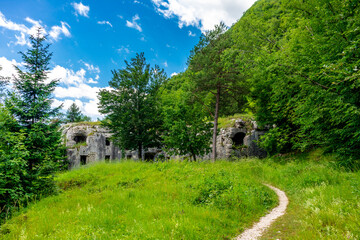Obraz premium Erkundung der alten Festung Kluze in der Nähe der Stadt Bovec - Soca-Valley - Slowenien