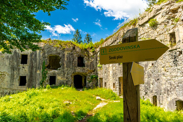 Erkundung der alten Festung Kluze in der Nähe der Stadt Bovec - Soca-Valley - Slowenien