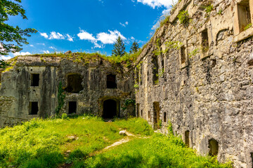 Erkundung der alten Festung Kluze in der Nähe der Stadt Bovec - Soca-Valley - Slowenien