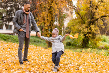 Fototapeta premium Happy father with daughter in fall season