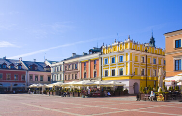 Street cafe at Great Market Square (Rynek Wielki) in Zamosc, Poland - obrazy, fototapety, plakaty