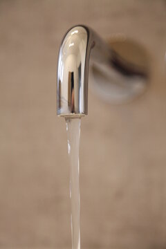 Wasser l&auml;uft aus einem Wasserhahn