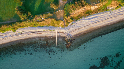 Luftaufnahme eines kleinen Stegs an der Küste am steinigen Strand in der Nähe der Ortschaft Vesterløkken auf der dänischen Ostsee Insel Samsø