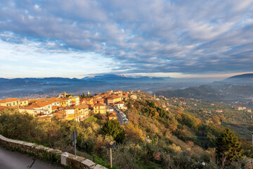 Obraz premium Ancient village of Vezzano Ligure in La Spezia province, Liguria, Italy, Europe. On background the mountain range of Apennines and Apuan Alps (Appennini and Alpi Apuane), Magra valley (Val di Magra).