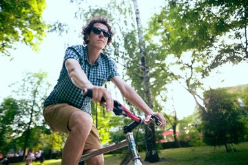 Obraz premium Cyclist riding in a city park.