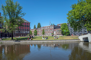 Fototapeta na wymiar Student Enjoying The Sun At Nieuwe Achtergracht Canal At Amsterdam The Netherlands 22-6-2022