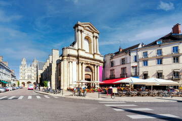 Fototapeta na wymiar Kirche Saint-Étienne in Dijon, im Hintergrund Saint-Michel