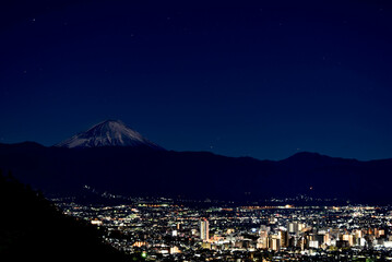 夜の富士山と夜景