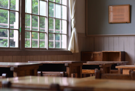 古い日本の小学校の教室の風景