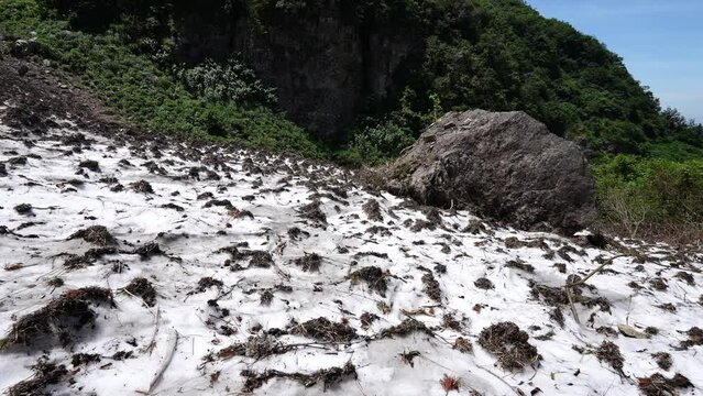 糸魚川市の権現岳（1104m)の東斜面にある万年雪は温暖化に負けず残っている