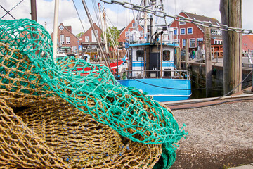 Rundgang im Hafen von Neuharlingersiel in Ostfriesland