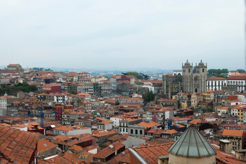 Fototapeta na wymiar Beautiful aerial view of Porto. Cathedral La Se at the right side