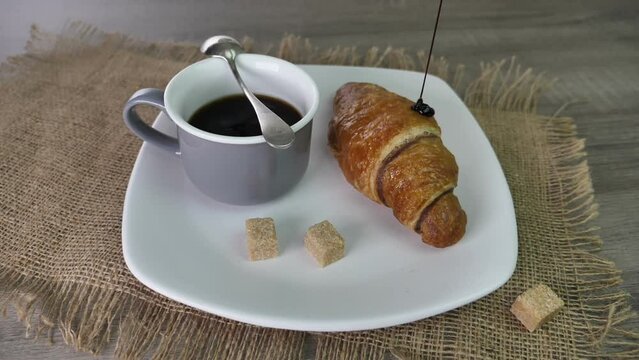 Versare cioccolata sul cornetto
