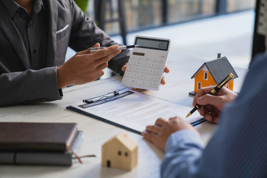 Real estate agents are negotiating house samples and house price contract agreements. Before handing over the house and keys to the customer, the concept of mortgage, purchase and home insurance.