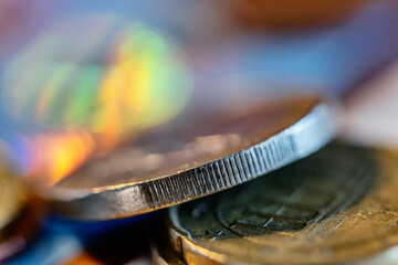 Geld , Euro Münzen reflektieren Licht - obrazy, fototapety, plakaty