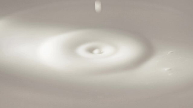 Milch tropft in Milch - Zeitlupe