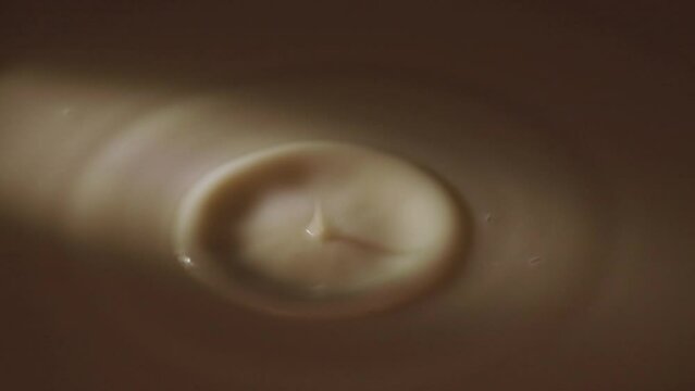 Milch tropft in Milch - Zeitlupe