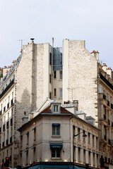 Fototapeta na wymiar Apartment building in Paris