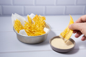 comer papas fritas con salsa