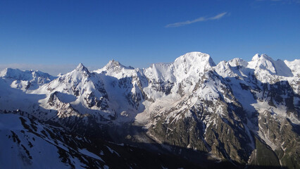 Naklejka premium snow-capped mountain peaks at dawn