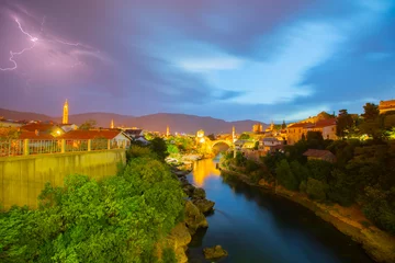 Papier Peint photo autocollant Stari Most Mostar, Bosnie-Herzégovine. Le Vieux Pont, Stari Most, avec la rivière émeraude Neretva.