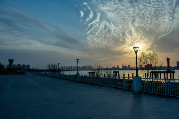 Obraz premium sunset over the Huangpu river Shanghai city China