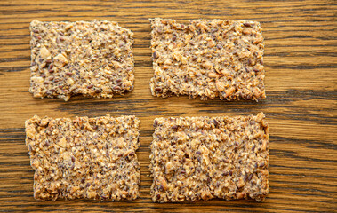 Knäckebrot auf einem Rustikalen Holztisch