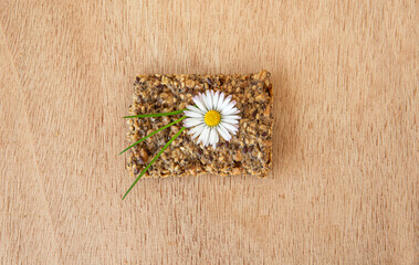 Knäckebrot auf einem Holztisch