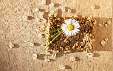 Knäckebrot auf einem Holztisch