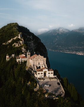 Santuario Di Montecastello Kirche in Tignale am Gardersee - Italien Drohne
