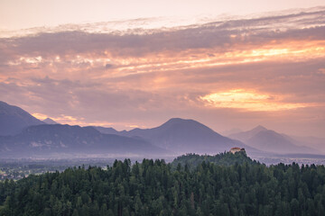 Fototapeta na wymiar Epic sunrise over the castle at lake Bled in Slovenia
