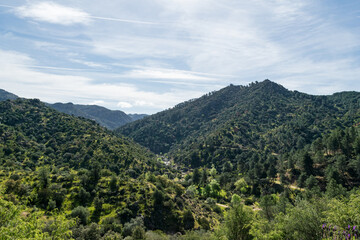 paisaje de montañas y río en día soleado