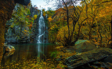 Fototapeta premium Seyhandede waterfall (Şeyhandede) is one of the most important natural wonders of Diyarbakir.
