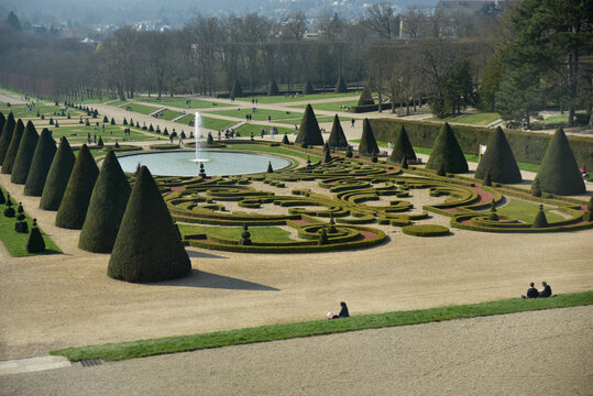 Topiaire et bassin du parc de Sceaux. France	