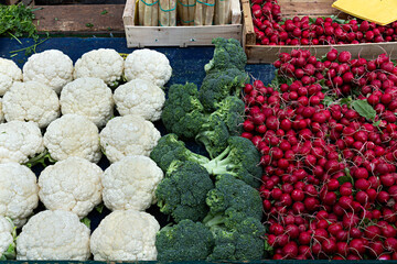 Venta de verduras frescas en mercado al aire libre.
