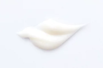 Fotobehang Witte cosmetische crème geïsoleerd op een witte achtergrond. © RooftopStudioBangkok