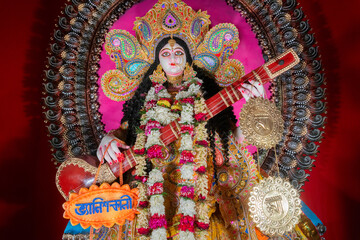 Obraz premium Kolkata,West Bengal,India - 10th February 2019 : Idol of Goddess Saraswati with veena, a musical instrument being worshipped. Hindu goddess of knowledge, music, art, wisdom, and learning.