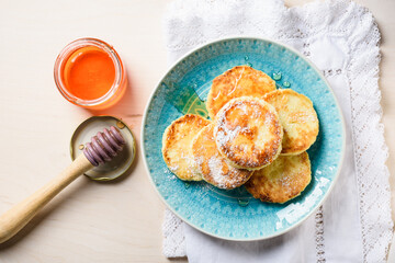 Cottage cheese pancakes with honey.
