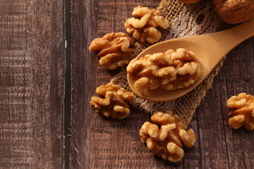 Nueces en una cuchara y alrededor sin cascara