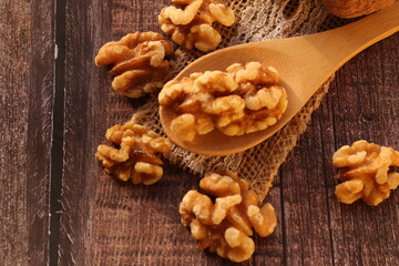 Nueces dentro de una cuchara.