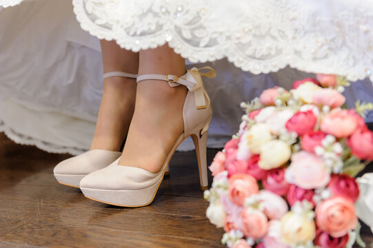 花嫁の足元　靴とブーケ　結婚式イメージ