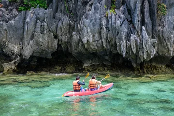 Poster Kayak, Piragüïsmo en El Nido en la isla de Pinagbuyutan, vistas naturales del paisaje kárstico, acantilados. Palawan, Philippines. Viajes de aventura. © WORLDLIFEPHOTO