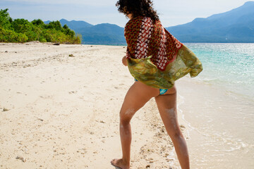 Joven chica, mujer en Paradisiaca isla tropical rodeada de coral, Mantigue, Camiguin, Filipinas