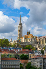 Obraz premium Matthias Church, a church located in Budapest, Hungary, in front of the Fisherman's Bastion at the heart of Buda's Castle District.