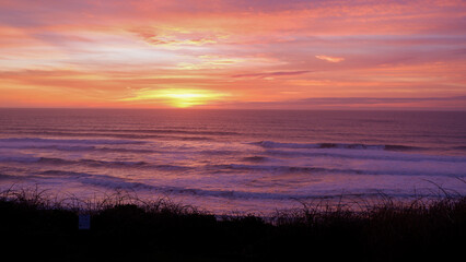 Obraz premium Sunset over a beach in Lincoln City, Oregon